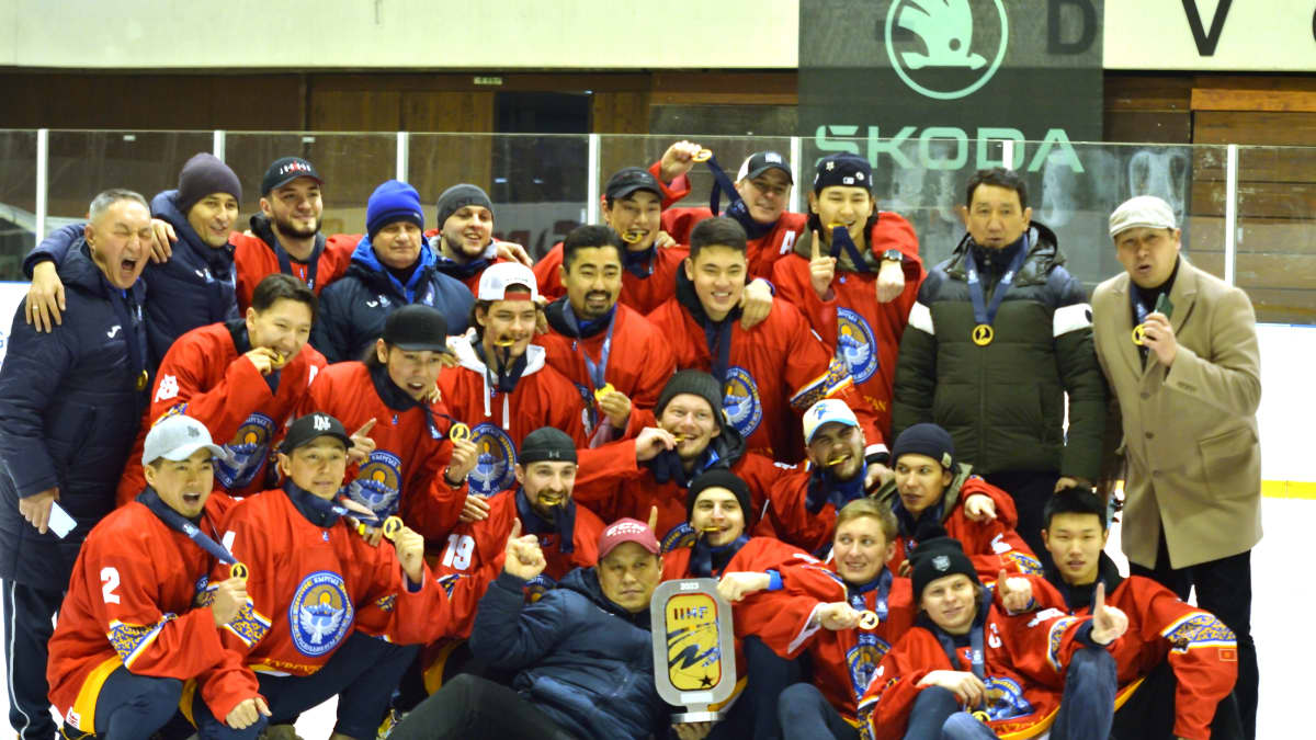 Kirgisian jääkiekkomaajoukkue voitti 3B-divisioonan MM-kisat Bosniassa. Joukkue tuulettaa voittoa.