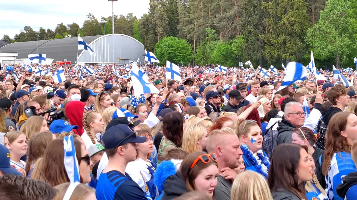 Yleisöä Leijonien kansanjuhlissa.