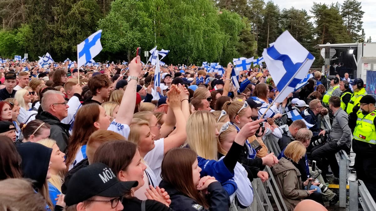 Yleisöä Leijonien kansanjuhlissa.