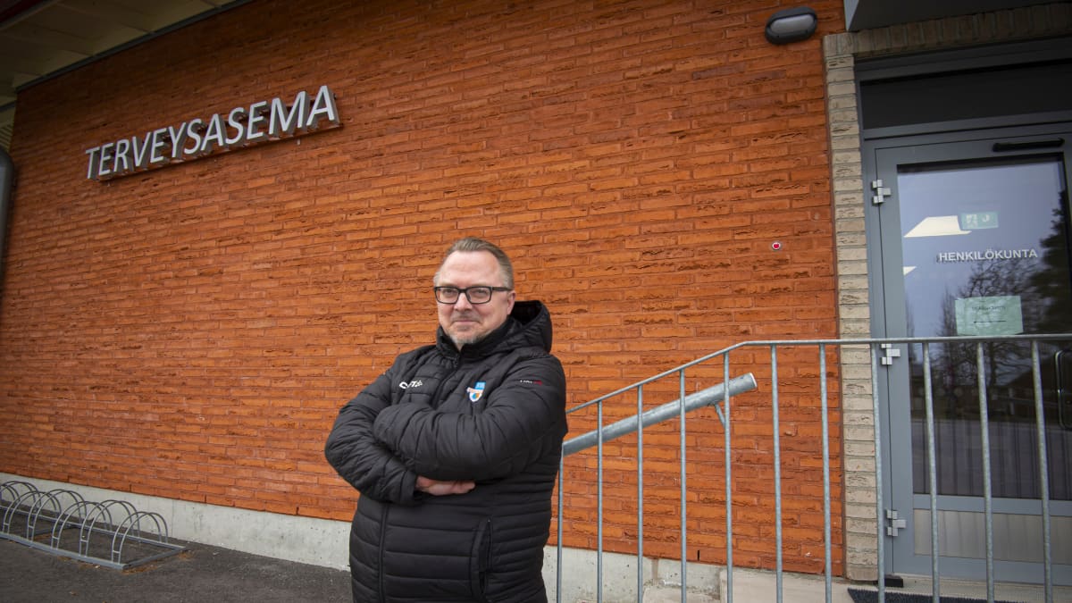 Matti Mäkinen Hankasalmen kunnanjohtaja hymyilee tyytyväisenä, uuden terveyskeskusen edessä.