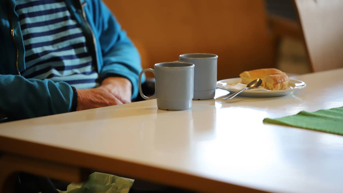 Vanhus kahvilla Jaalan palvelukeskuksessa Kouvolassa.