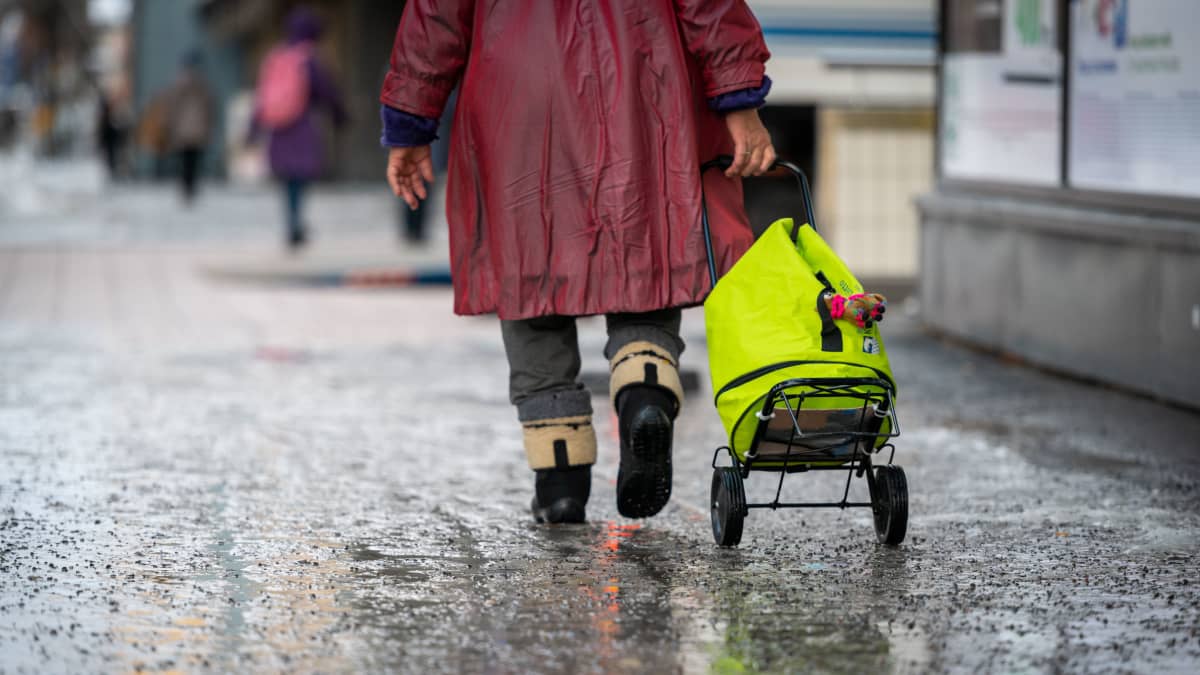 hiekkaa-ja-sepeli-on-kylvetty-j-isille-kaduille-niin-paljon-ett-sit