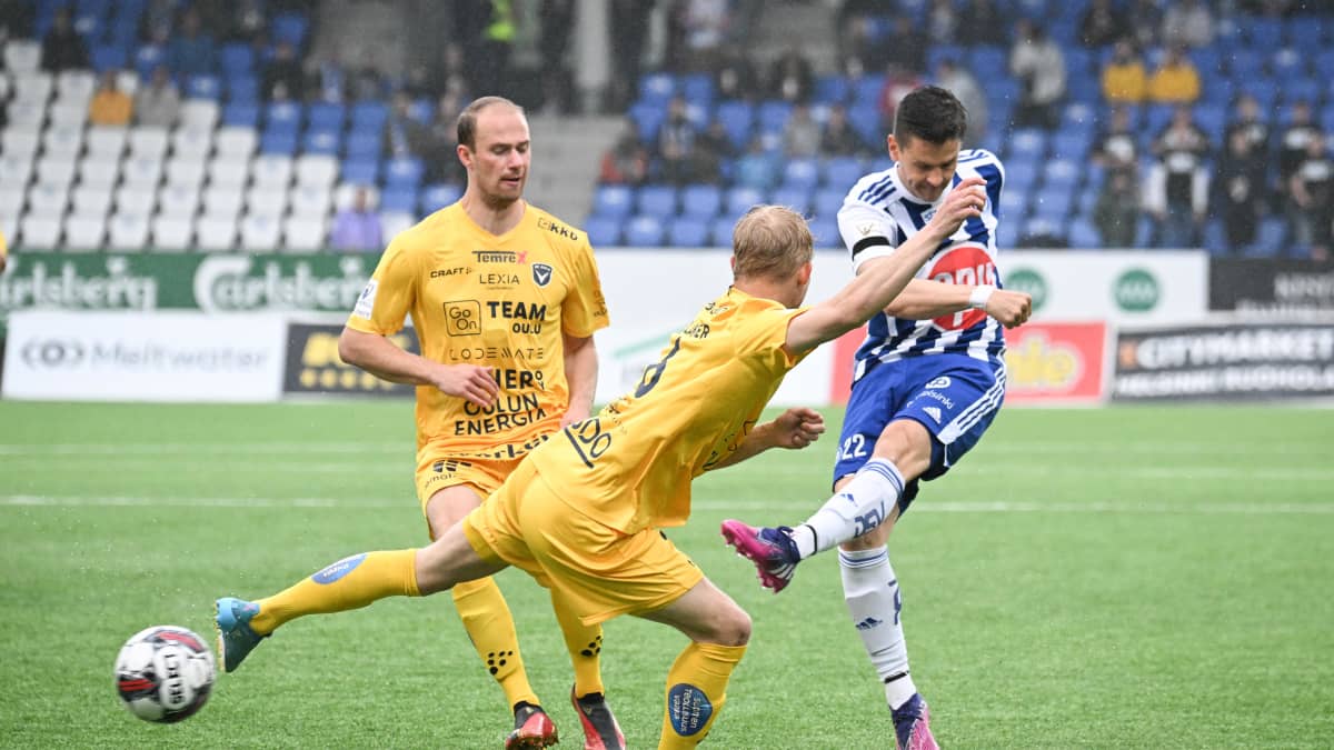 HJK:n Jukka Raitala potkaisee palloa.