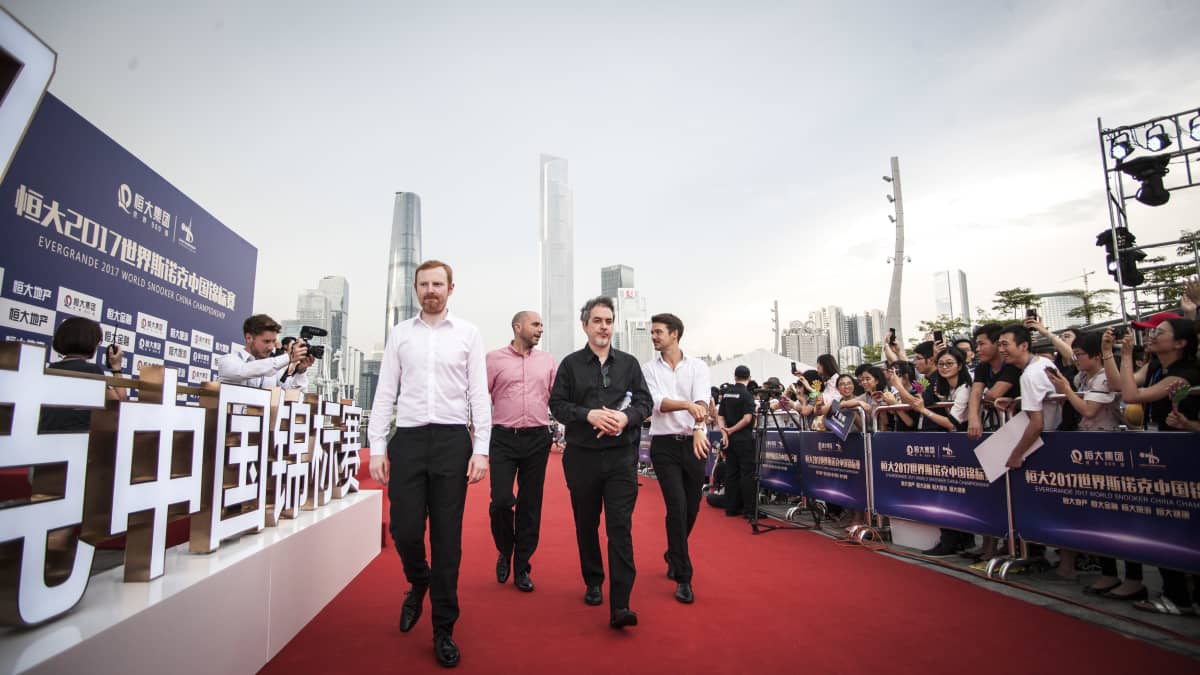 Anthony McGill, Joe Perry, Anthony Hamilton ja Michael Holt kävelemässä punaisella matolla ennen vuoden 2017 China Championship -turnauksen alkua.