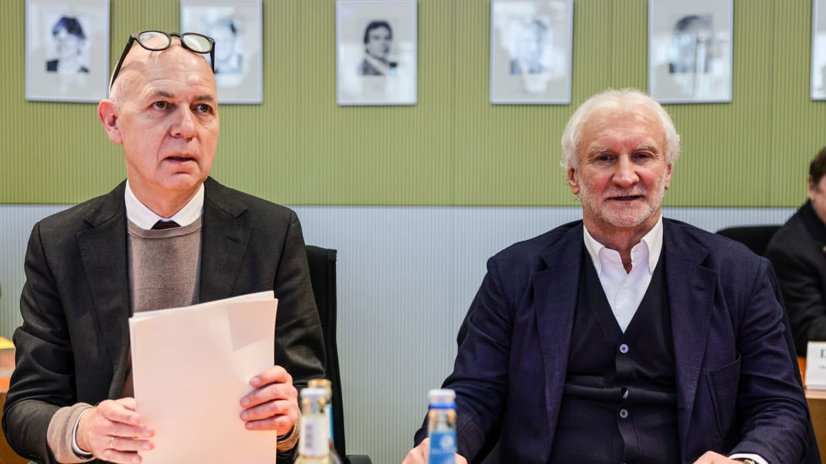 DFB:n puheenjohtaja Bernd Neuendorf ja Saksan maajoukkueen urheilujohtaja Rudi Völler maaliskuussa 2023.
