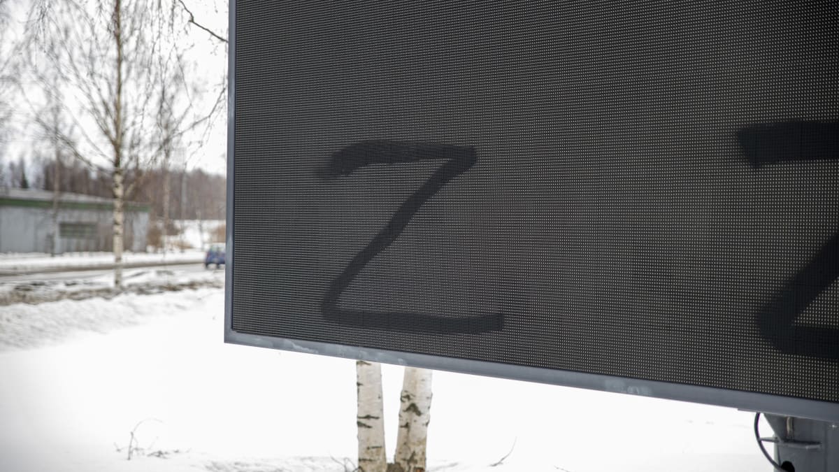 Z-kirjaimilla sotkettu mainostaulu Imatran Vuoksenniskalla.