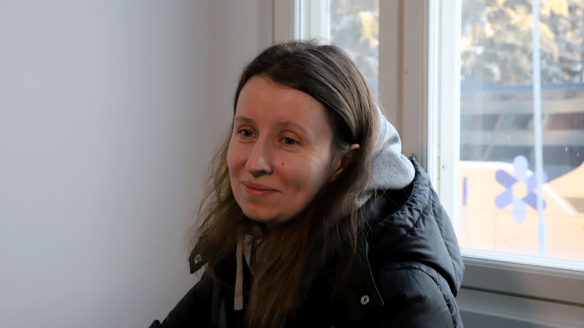 Ukrainasta Suomeen perheensä kanssa saapunut Yulia tulevan kerrostalokotinsa ikkunan äärellä Nastolassa, Lahden vastaanottokeskuksen vuokraamissa tiloissa.