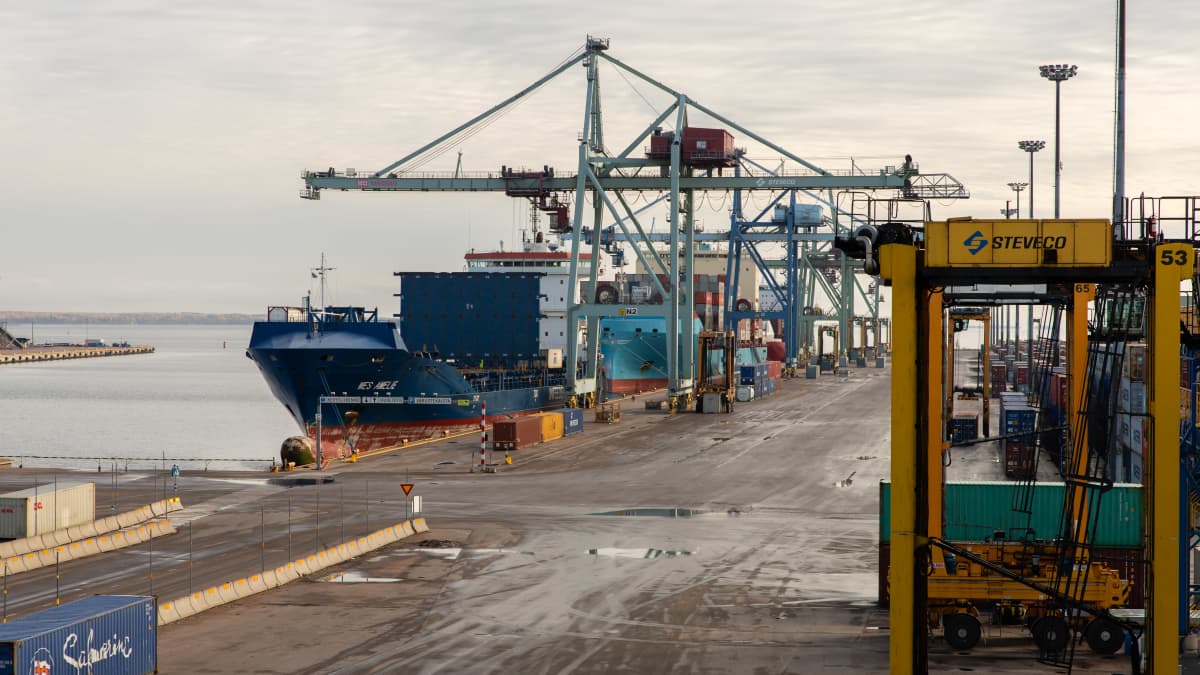 Rahtialuksia HaminaKotkan satamassa lastauksessa.