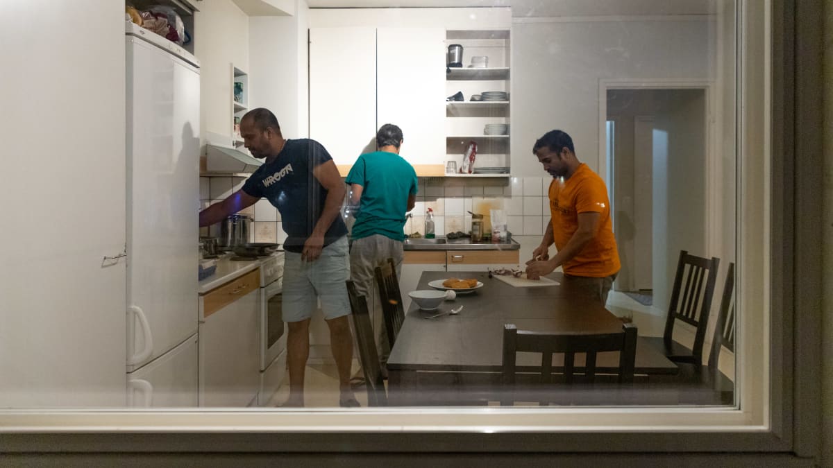 Intialaismiehet laittamassa ruokaa kotonaan Torniossa.