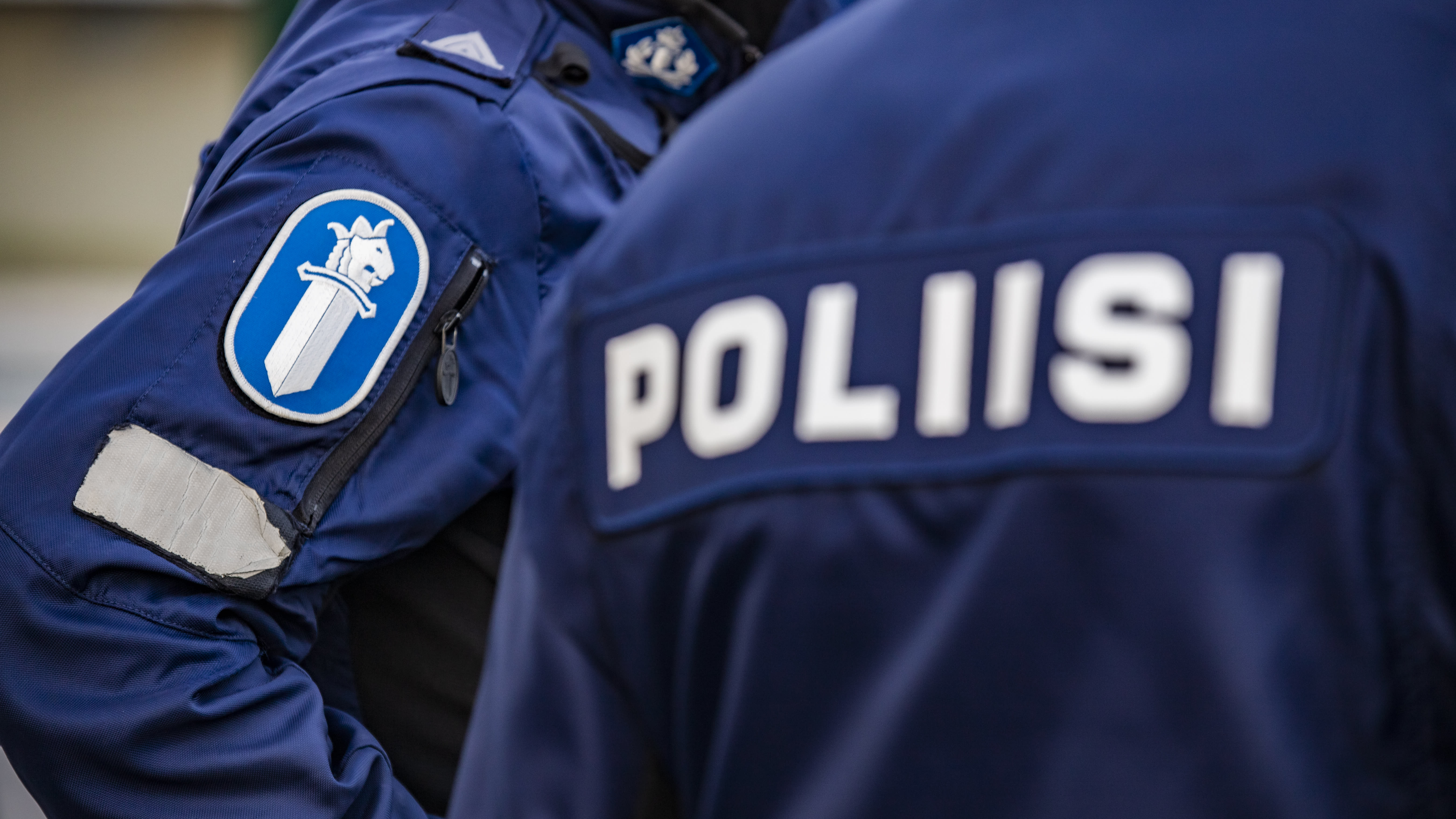 Kaksi poliisia työvaatteissa.