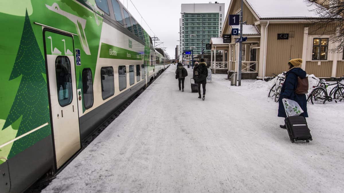 Matkustajat kiiruhtivat junaan Oulussa