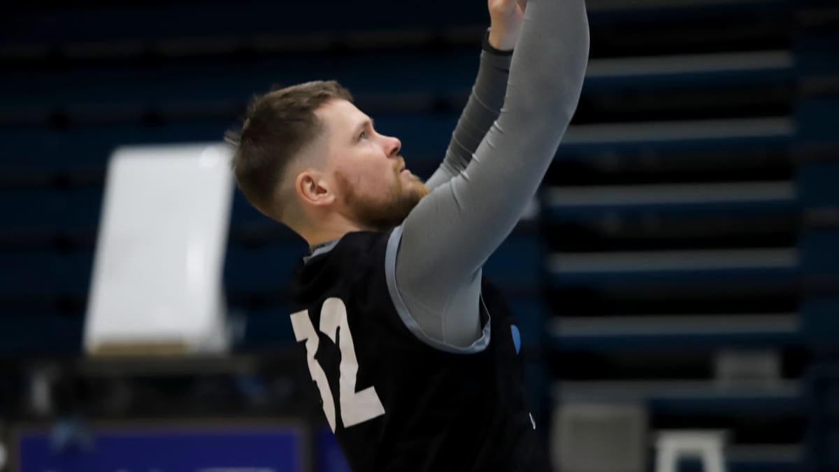 Lahti Basketballin toiminnanjohtaja Roope Suonio heittää koripalloa