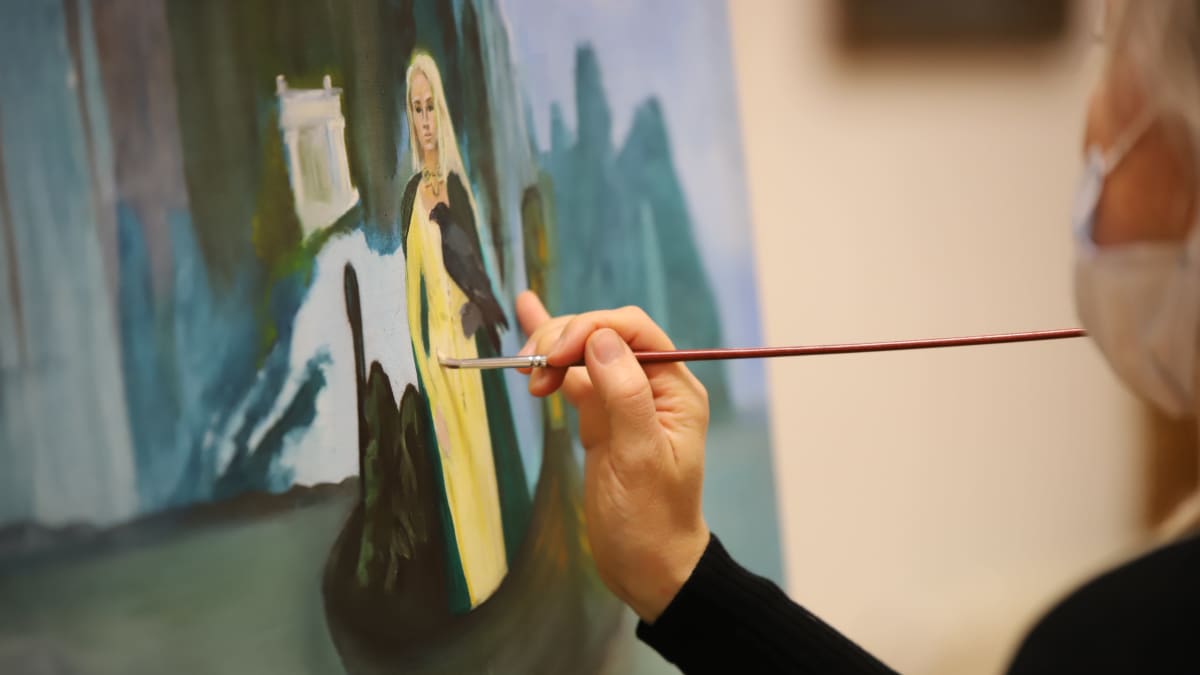 Olga Kaigorodtceva maalaamassa Repin-instituutissa Kotkassa.