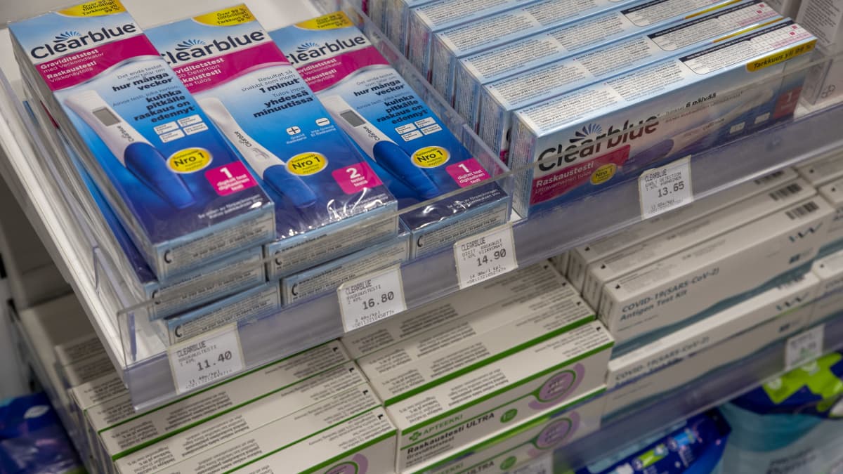 apteekin hyllyssä on kahden merkkisiä raskaustestejä.
