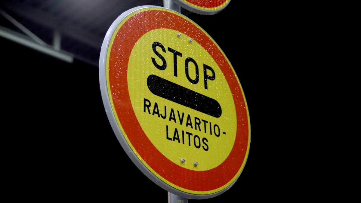 Rajavartiolaitoksen stop-kyltti itärajalla