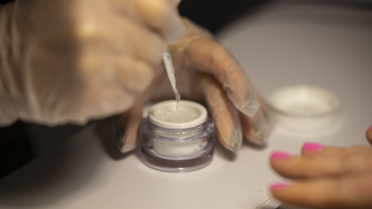 Kynsien päällyslakkaa Villa Ruths Beauty -kauneussalongissa Kouvolan Kuusankoskella.