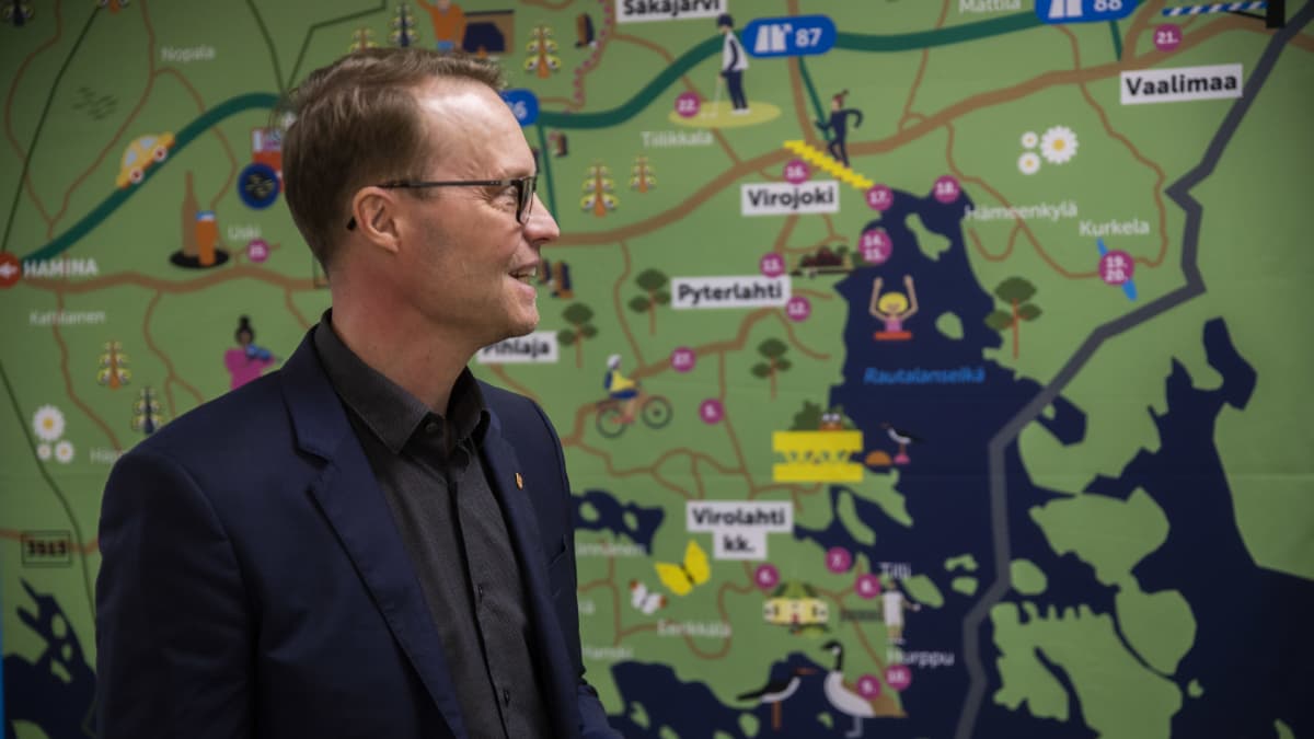 Virolahden kunnanjohtaja Veli-Matti Pulli Virolahden kunnanvirastolla.