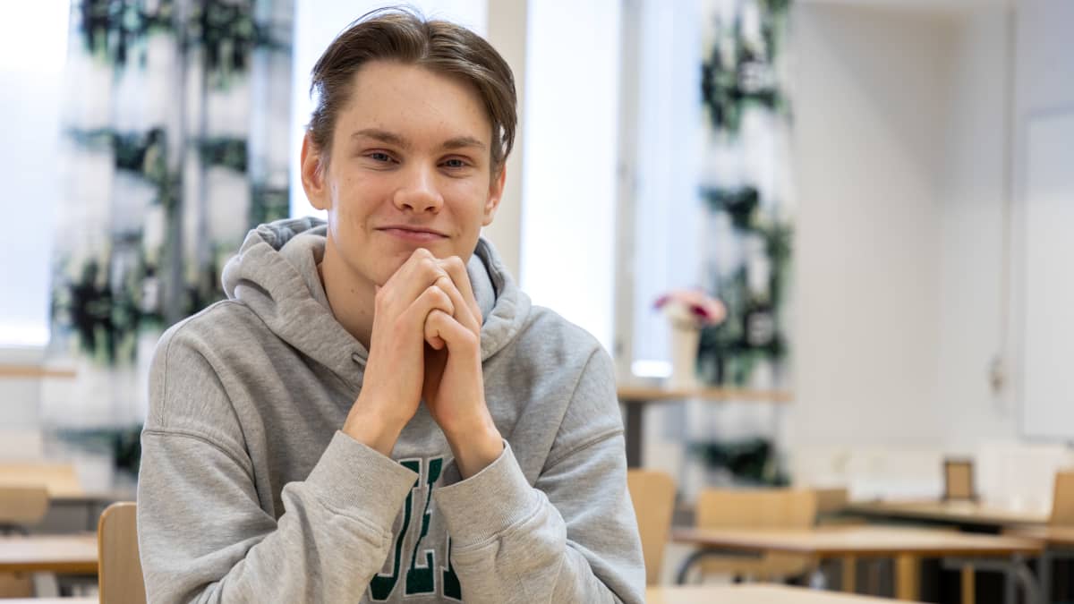Tuomas Romsi koululuokassa.