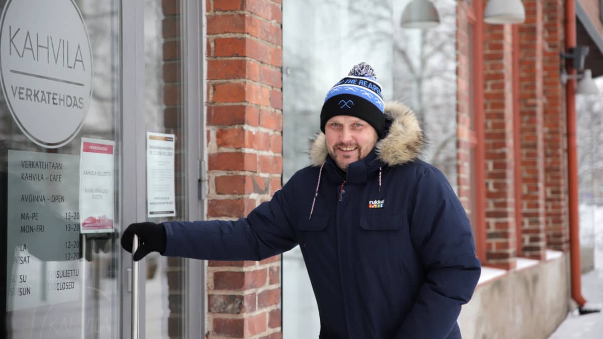 Jääkiekkovalmentaja Antti Pennanen koettaa avata kahvilan ovea talvella
