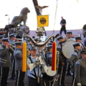  Saksalainen Gebirgsmusikkorps der Bundeswehr -sotilassoittokunta Haminan Bastionissa.