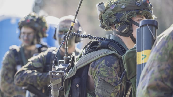 Varusmiehet seisovat rivissä harjoituksen jälkeen.