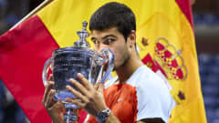 Carlos Alcaraz poseeraa US Openin pokaalin kanssa. 