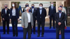 EU:n ulkoministerit ryhmäkuvassa maskit päässä Lissabonissa Portugalissa 27. toukokuuta.