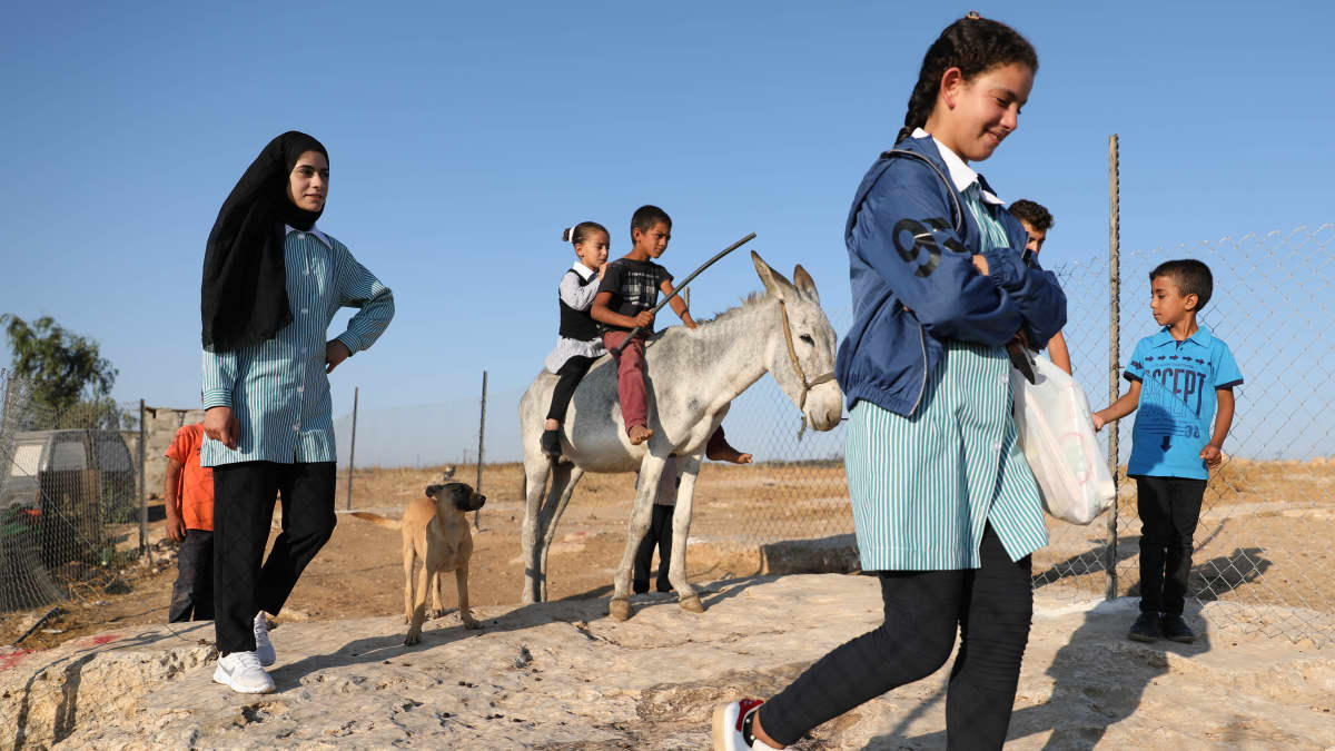 Palestiinalaislapsia koulumatkalla Länsirannalla lukukauden ensimmäisenä päivänä elokuussa 2021.