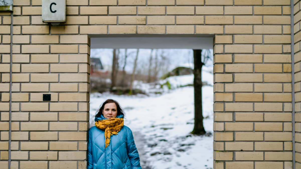 Anne Soudakova seisoo porttikongissa.