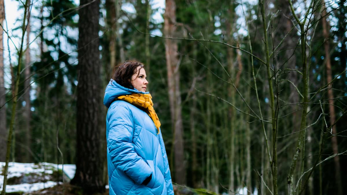 Anne Soudakova metsässä.