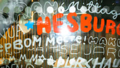 Hesburgerin logo lasiseinässä.