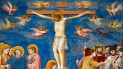 Yksityiskohta Giotton freskosta Scrovegnin kappelissa. Ristiinnaulitun Jeesuksen ympärillä lentelee enkeleitä, jaloissa on surevia ihmisiä ja muuta väkijoukkoa.