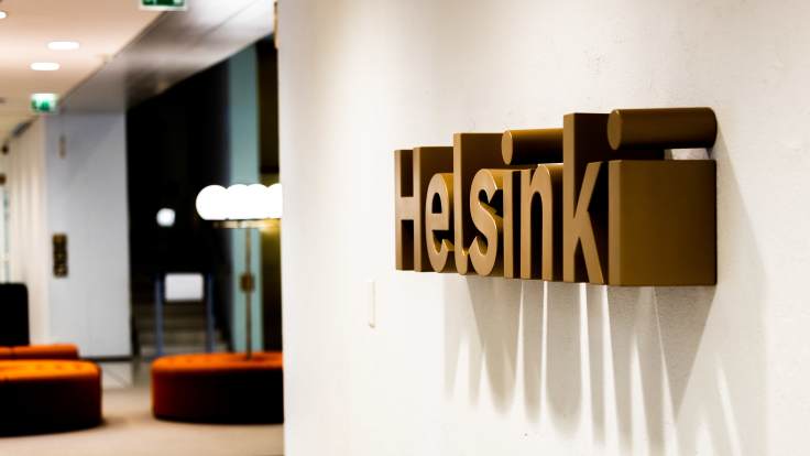 Helsingin kaupungin logo kaupungintalon seinällä.