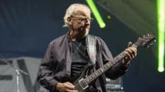 Martin Barre soittaa kitaraa.