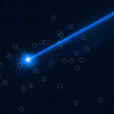 Asteroidi sinisenä valona mustassa avaruudessa, ympärillä pisteitä, jotka on ympyröity. 