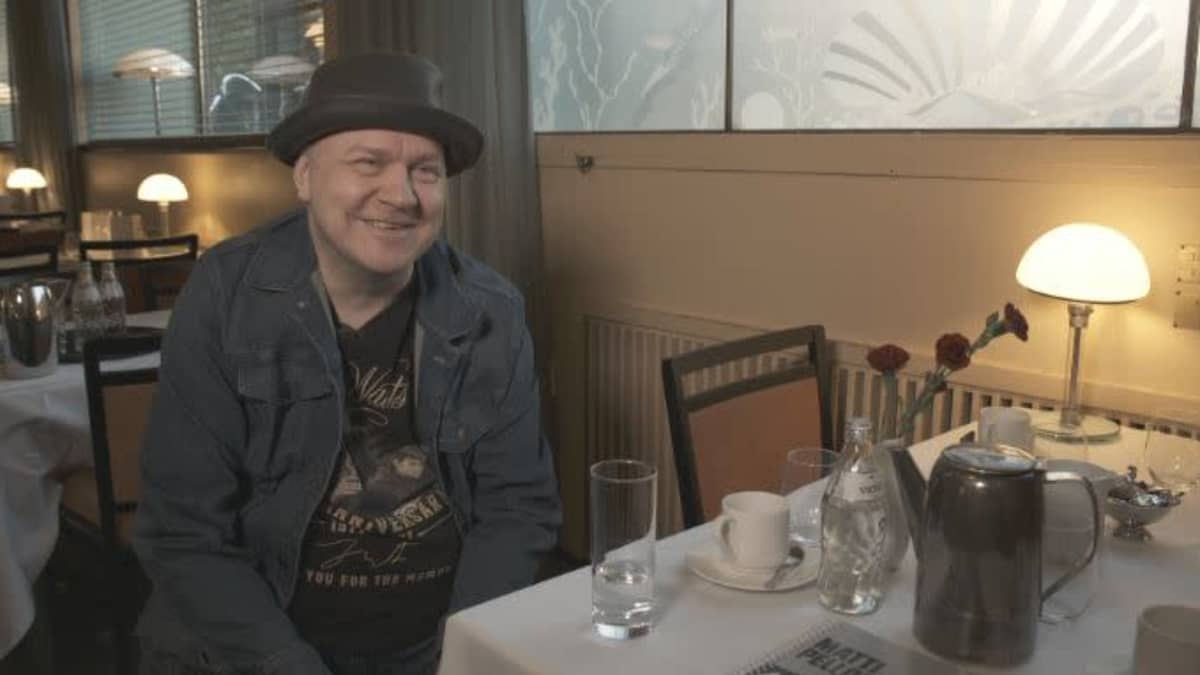 Pale Saarinen istuu Matti Pellonpään kantapöydässä ravintola Elitessä