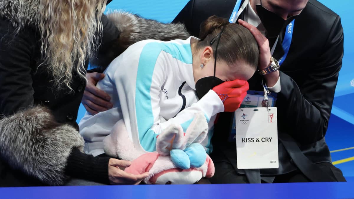 Kamila Valijeva ei pystynyt pidättelemään kyyneleitään, kun hän odotti valmentajiensa kanssa tuomariston pisteitä.