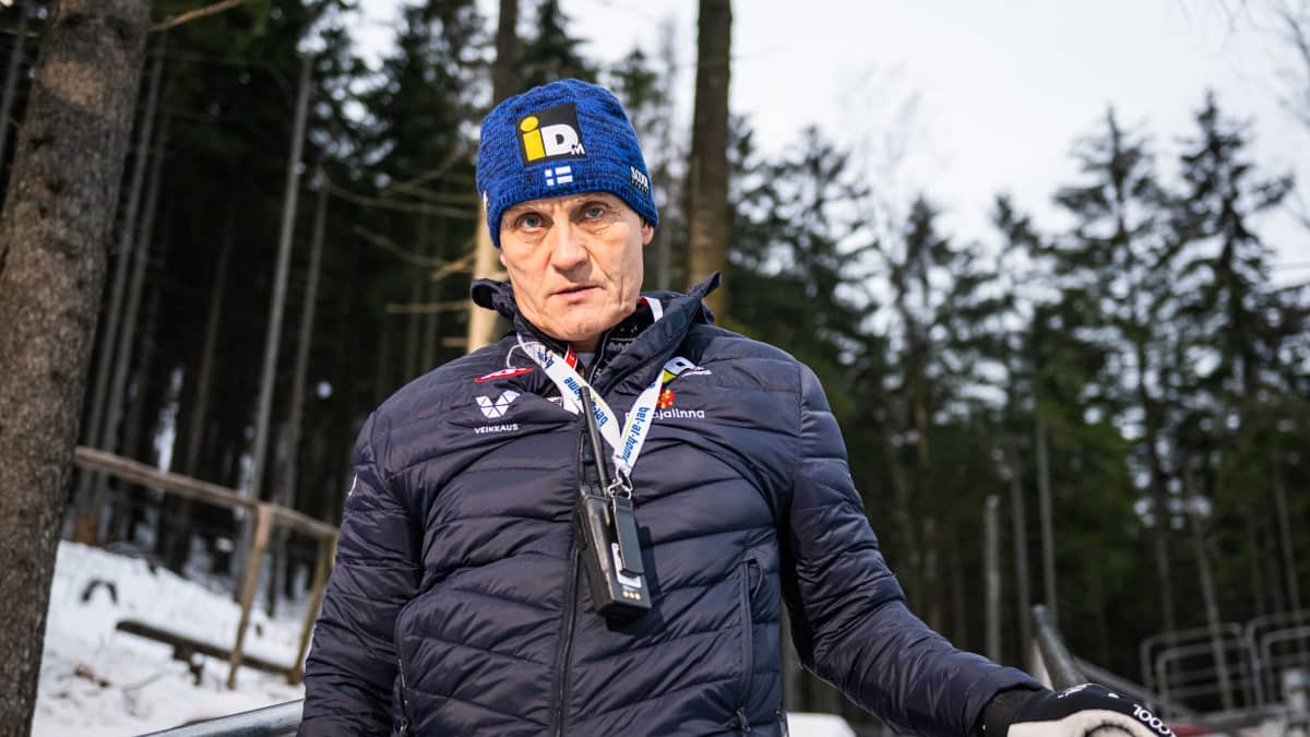Mika Kojonkoski katsoo kameraan.