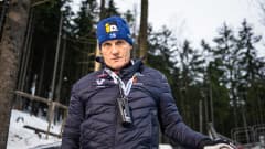 Mika Kojonkoski katsoo kameraan.