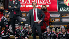 Jukka Ahvenjärvi vaihtoaitiossa.