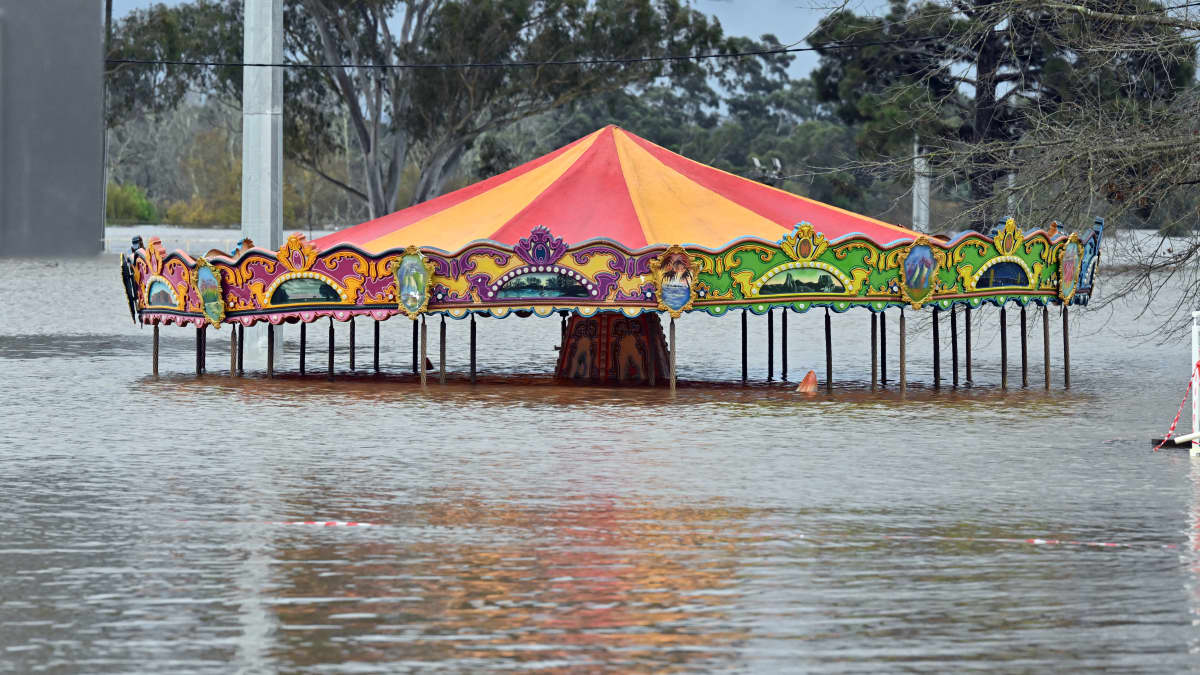 Tulvaveden lähes kokonaan peittämä huvipuistolaite Australian Sydneyssä.