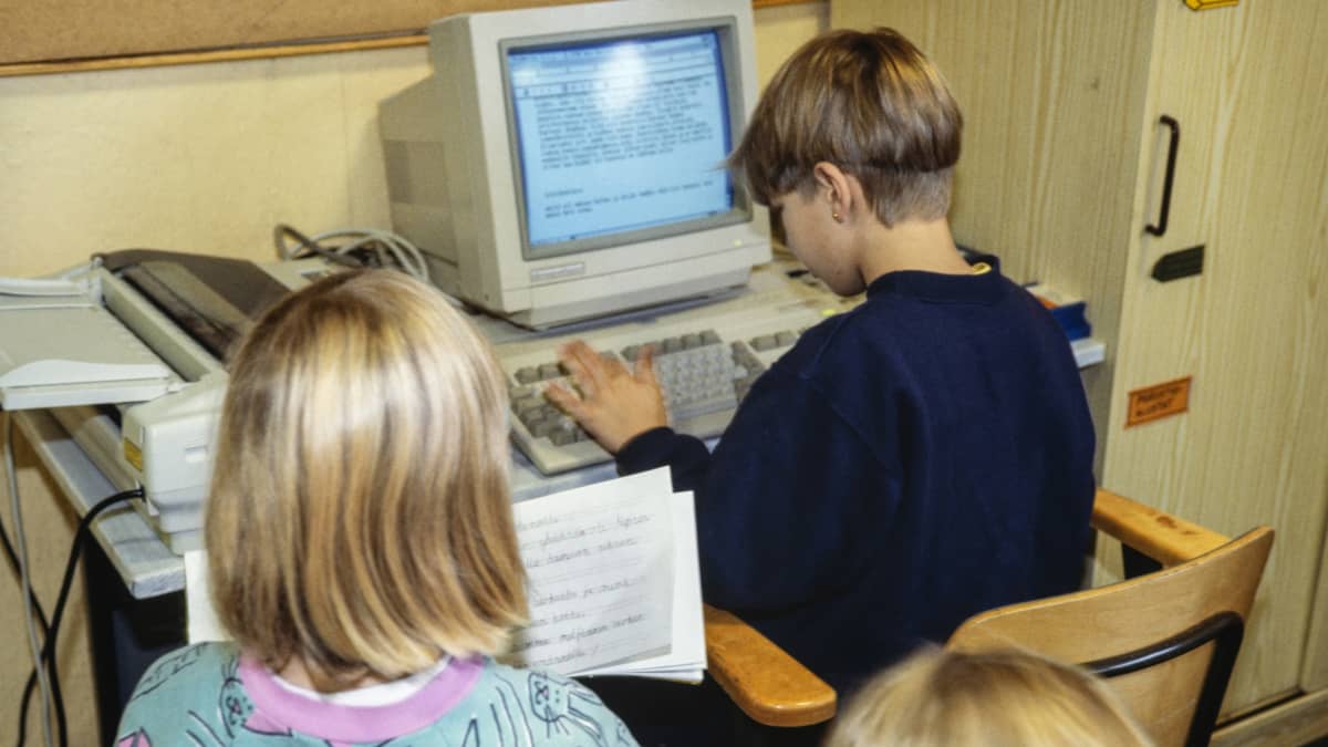 Oppilaat päätteen ääressä oppitunnilla lokakuussa 1992 Hillerikujan koulussa Helsingissä.
