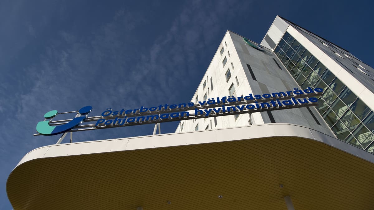 Vaasan keskussairaalan H-talon pääsisäänkäynti.