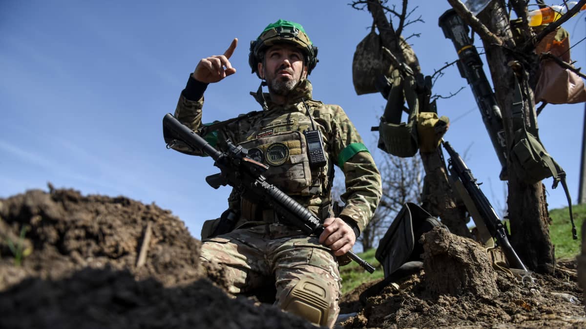 Ukrainalainen sotilas Bahmutin lähistöllä.