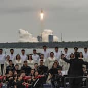 Xianin sinfoniaorkesteri ja kuoro esiintyivät Pitkä marssi 5B -raketin laukaisun yhteydessä Hainanilla Kiinassa.