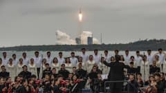 Xianin sinfoniaorkesteri ja kuoro esiintyivät Pitkä marssi 5B -raketin laukaisun yhteydessä Hainanilla Kiinassa.