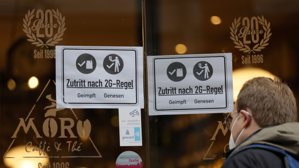 En skylt på 2G-regeln på en cafédörr i Heidelberg.