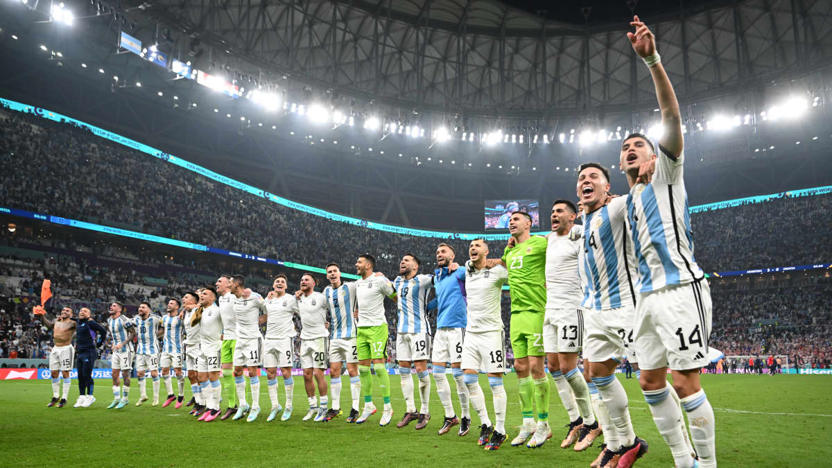 Argentiinan fanit juhlivat finaalipaikkaa jalkapallon MM-kisoissa.