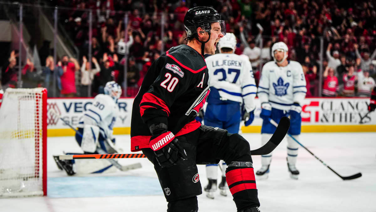 Sebastian Aho tuuletti maalia.