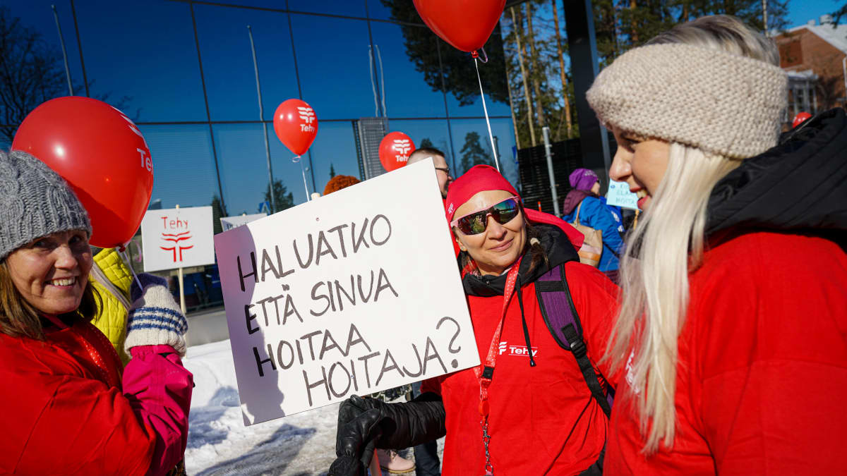 Hoitoalan lakkoilijoita Jyväskylässä sairaala Novan edustalta.